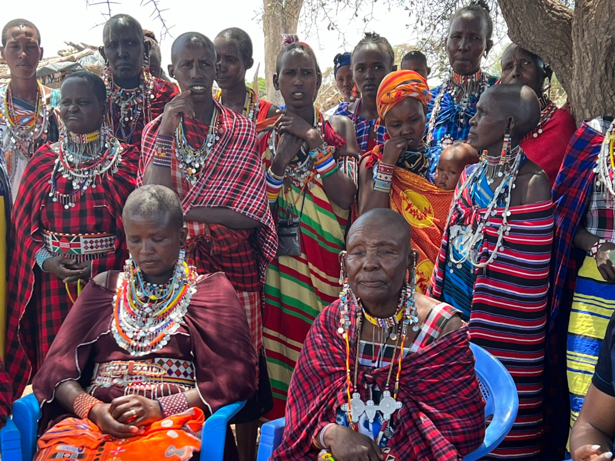 Afrikanische Ureinwohnerinnen frikanische Ureinwohnerinnen mit bunten Klamotten und Perlenketten